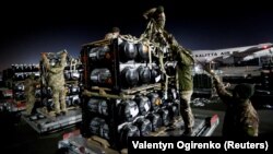 Rachete anti-tanc americane de tip Javelin, parte a ajutorului militar al Statelor Unitepentru Ucraina, aeroportul internațioal Borispil din apropiere de Kiev, 10 februarrie 2022.