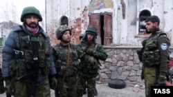 Украина- Аъзои баталони "Сомали" -и ҷудоталабон бо фармондеҳи худ Михаил Толстих акс мегиранд. 13 ноябри соли 2014.