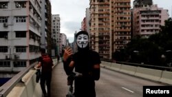 Demonstrant nosi masku na protestu u Hong Kongu, 4. oktobar