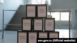 Коробки с тысячами листов законопроекта о трехлетнем бюджете Севастополя