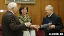 Владимир Лапыгин (оң жақта) ғылыми сыйлық алып тұр.