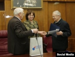 Владимиру Лапыгину (справа) вручают научную премию
