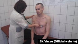 Олег Сенцов во время обследования в Лабытнангской гордоской больнице. Архивное фото
