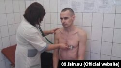 Російський лікар обстежує Сенцова. ФСВП Росії стверджує, що фото зроблено 28 вересня