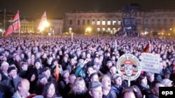 Десятки тисяч прихильників руху Pegida у Дрездені. 19 жовтня 2015 року