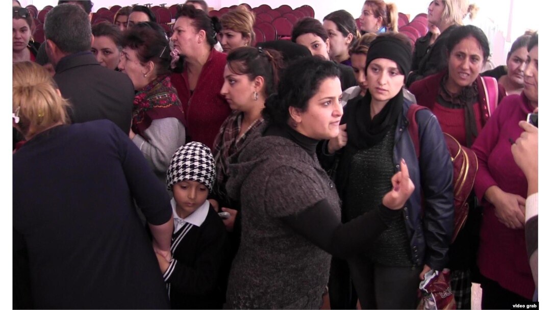 Sumqayıtdakı 24 saylı məktəb günə dərslə yox, valideynlərin narazılığı ilə başlayıb.