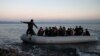 Një gomone me migrantë në brigjet e Greqisë.