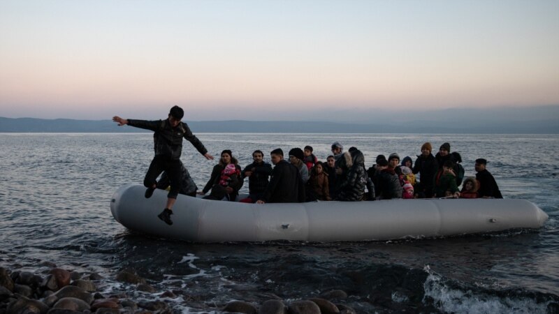 Grek suwlarynda şu hepde agdarylan üçünji  gämide azyndan 16 migrant öldi