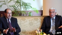 Former Egyptian Prime Minister Ahmed Nazif (right) meets with his Iraqi counterpart, Nuri al-Maliki, in Cairo in December 2009.