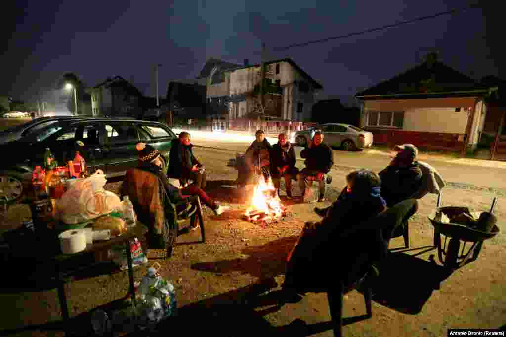 Люди зігріваються біля багаття після землетрусу в Петрині. Хорватія, 29 грудня 2020 року
