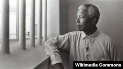 Nelson Mandela bir zamanlar həbsdə yatdığı hücrəsində.