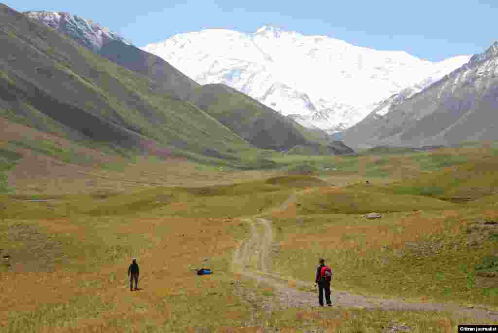 Көбүнчө алыстан келгендер Кыргызстандагы бийиктиги боюнча экинчи турган Сары&ndash;Могол айылына жакын жайгашкан Ленин чокусуна кызыгышат.&nbsp; 