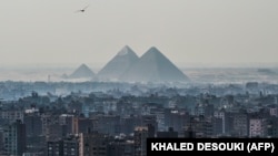 Piramidele văzute din Cairo, capitala Egiptului. 
