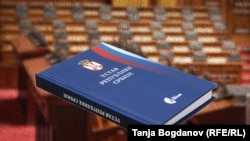 Građani Srbije će se na referendumu 16. januara izjašnjavati o izmenama Ustava, u delu koji se odnosi na pravosuđe. Izmene bi, prema najavama ministarke pravde Maje Popović, trebalo da isključe politiku iz izbora sudija i tužilaca. 