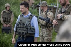 Президент України Володимир Зеленський в голубій сорочці під час поїздки до лінії фронту на Луганщині, 27 травня 2019 року