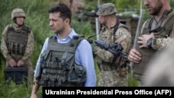 Архивное фото. Президент Украины Владимир Зеленский во время поездки на линию фронта на Луганщине, 27 мая 2019 года