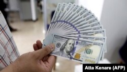 دولت ایران از ۲۲ فروردین عرضه «اسکناس» دلار را متوقف کرد و آن را عمدتا به صورت اعتباری در اختیار متقاضیان گذاشت.
