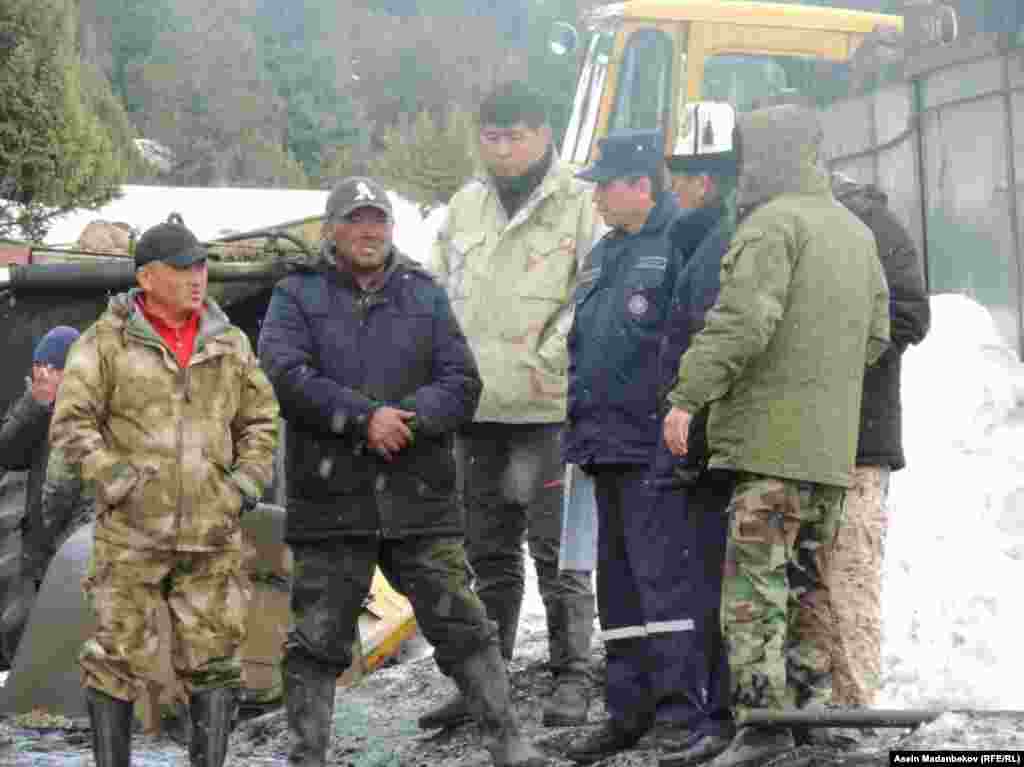 Куткаруу иштерине жергиликтүү тургундар, Өзгөчө кырдаалдар министрлигинин куткаруучулары жана облустук ишканалардын кызматкерлери тартылган.