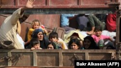Курдське цивільне населення покидає місто Кобані на кордоні з Туреччиною,16 жовтня 2019 року