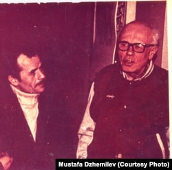 Мустафа Джемілєв (л) і Андрій Сахаров, 1996 рік. Архів Мустафи Джемілєва