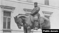 На месте конной статуи Александра III сейчас возвышается обелиск городу-герою Ленинграду