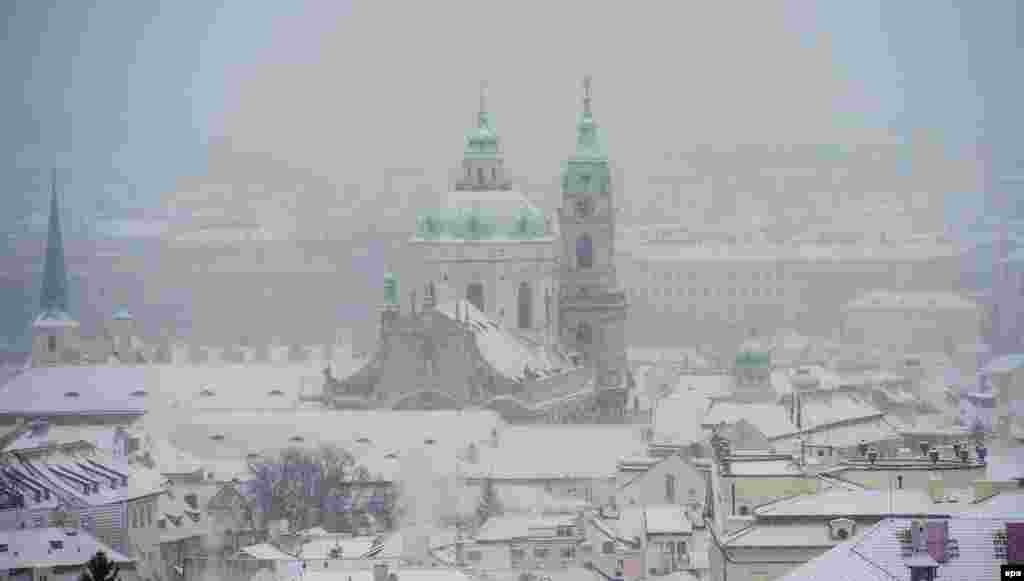 Sneg prekriva centar Praga (epa/Filip Singer)