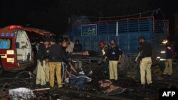 Policët pakistanezë dhe vullnetarët duke i marrë trupat e të vrarëve pas eksplodimit në Lahore