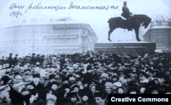 Революционный митинг на Знаменской площади в Петрограде, февраль 1917 года