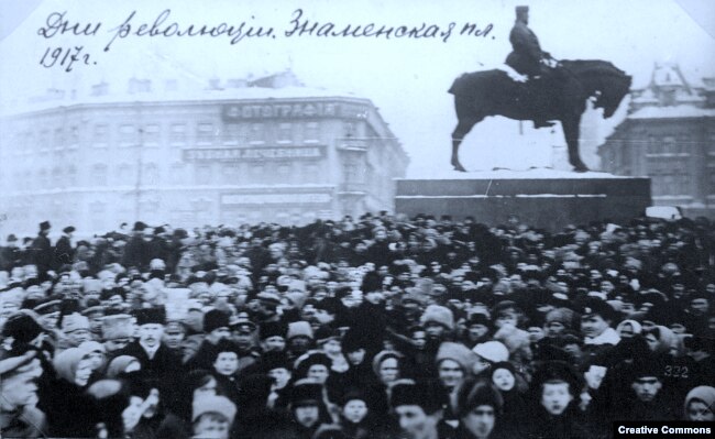 Революционный митинг на Знаменской площади в Петрограде, февраль 1917 года