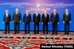Ігор Додон під час групового фотографування учасників саміту Євразійського економічного союзу (другий справа). Бішкек, 14 квітня 2017 року