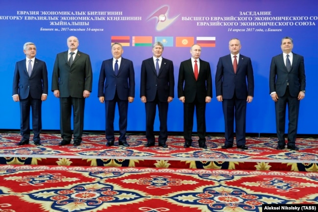 Ігор Додон піл час групового фотографування учасників саміту Євразійського економічного союзу (другий справа). Бішкек, 14 квітня 2017 року
