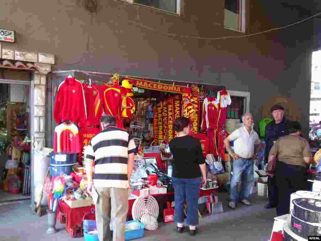 Продавница за сувенири - People in front of a souvenier shop, Луѓе пред продавница за сувенири во Скопје