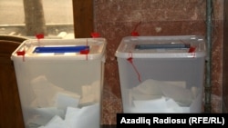 Избирательные урны на одном из избирательных участков в Баку, 7 ноября 2010 г. 