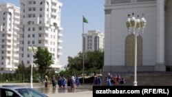 Ашхабадские женщины-дворники убирают одну из центральных улиц туркменской столицы. 