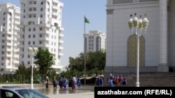 Уборка улицы возле театра имени Молланепеса, Ашхабад (иллюстрация) 