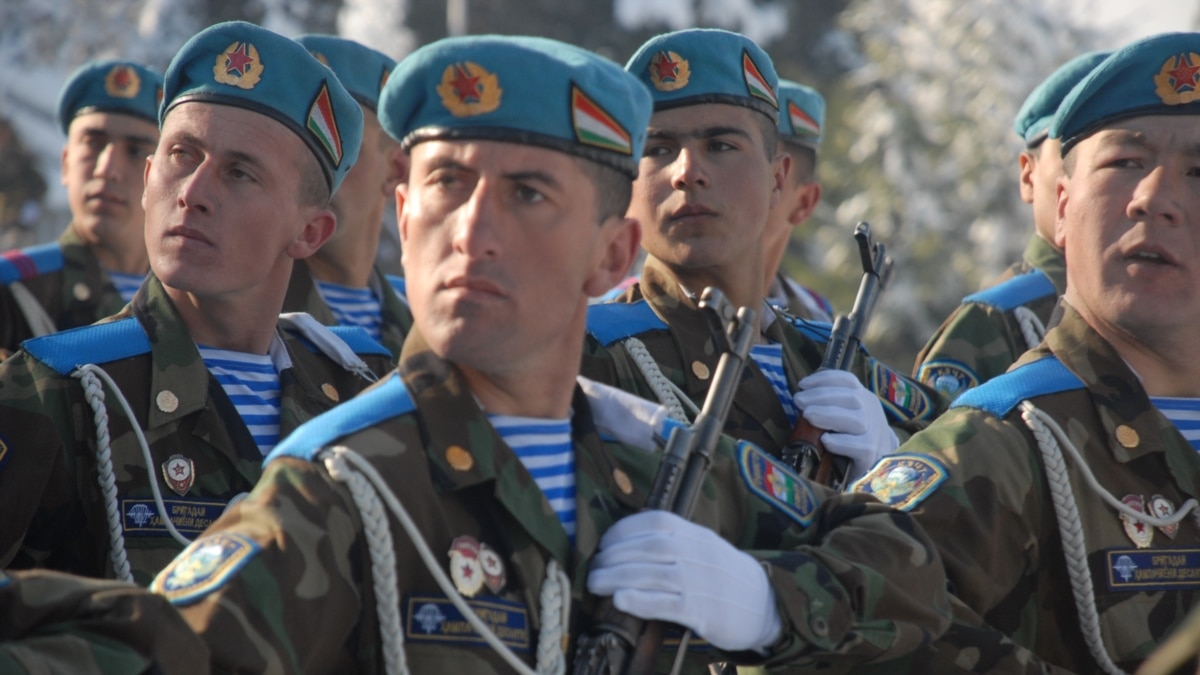 Берет силой. Армия ВДВ Таджикистан. Военный армии Таджикистана. Вооруженный сил Таджикистана. Военная мощь Таджикистана.