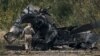 Український військовий біля знищеного російського танка поблизу звільненої Балаклеї на Харківщині, 11 вересня 2022 року