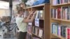 Studentkinja generacije prodaje knjige na ulici
