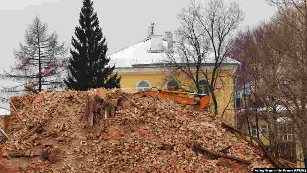 Всё, что осталось — гора кирпича. 