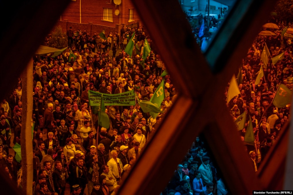 Акция памяти жертв депортации крымских татар, посвященная Дню памяти жертв геноцида крымскотатарского народа, в Ак-Мечети Симферополя, 18 мая 2014 года
