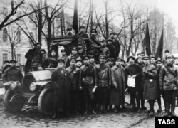 Отряд красногвардейцев на Конногвардейском бульваре, 1917 год
