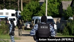 Сотрудники ФСБ проводят обыски в Крым (архив)