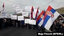 Протест на Србите во северна Митровица