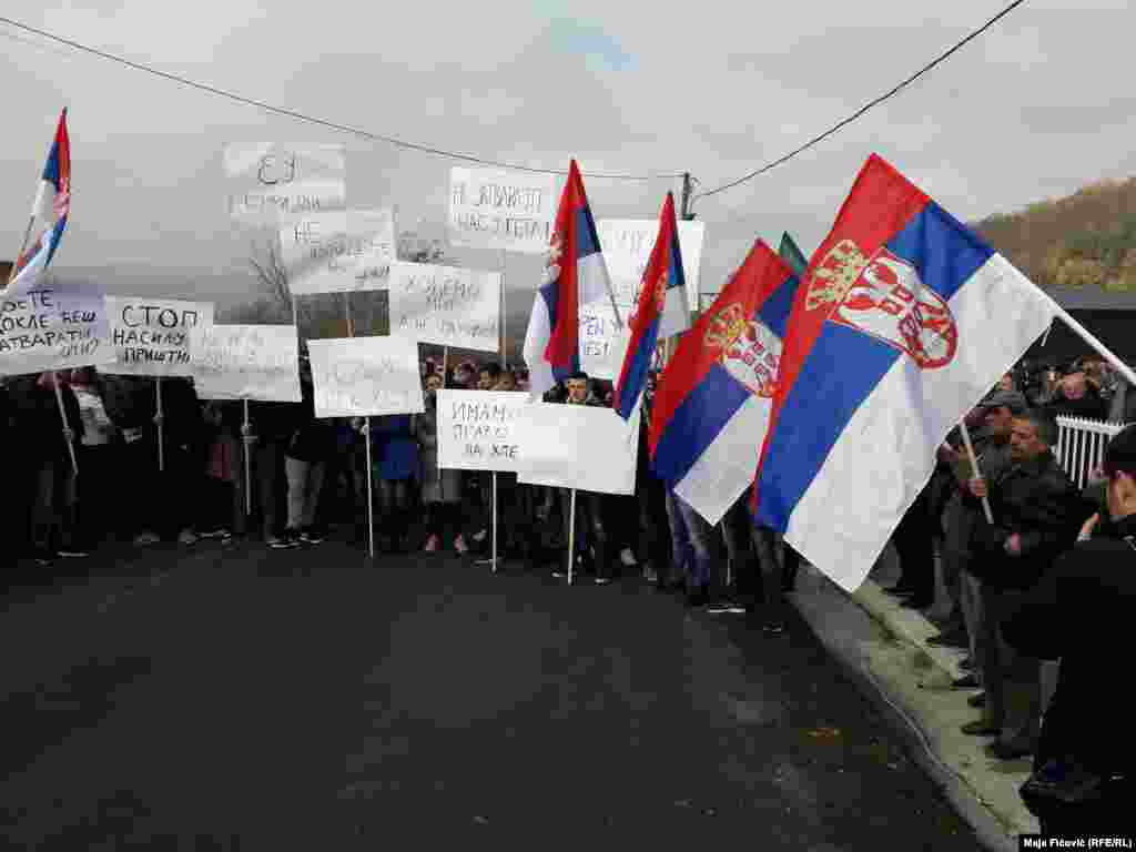 КОСОВО / СРБИЈА - Голем број граѓани од српска националност од северна Митровица, како и од други делови на Косово, протестираа поради воведувањето такса од 100 отсто на увозите од Србија, но и поради апсењата во северна Митровица.
