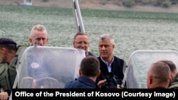 Presidenti Thaçi ka lundruar me anije në Liqenin e Ujmanit 