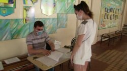 Александр Чернышов регистрирует участницу пробного ВНО