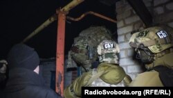 Ілюстративне фото: бійці спецпідрозділу СБУ під час однієї зі спецоперацій в Торецьку, на підконтрольній українській владі частині Донбасу