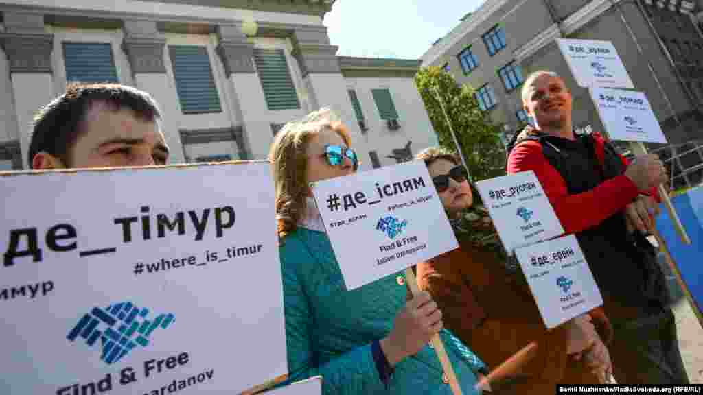 Крымская правозащитная группа предполагает, что похищения были совершены российскими властями или подконтрольными им парамилитарными группами.