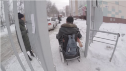 Андрей выезжает из двора. Калитку человек на коляске не может открыть без посторонней помощи