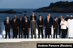 Лидеры "Большой семерки" и гости саммита на фоне красот Атлантического океана, 25 августа 2019 г.